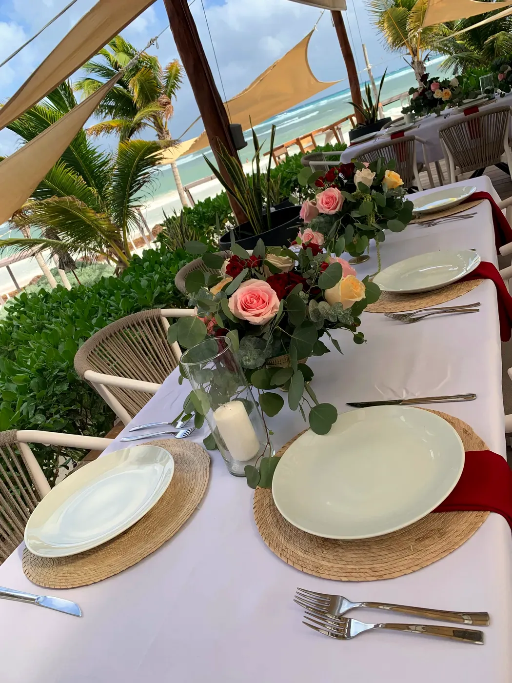 Mesa de boda con flores frente al mar